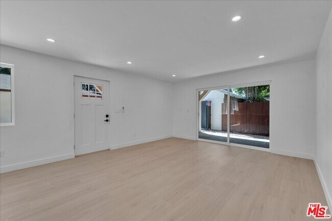 Building Photo - 6913 Encino Ave