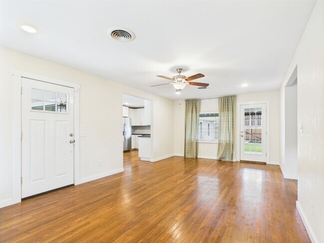 Building Photo - Charming 3-Bedroom Retreat with 2 Full Baths in the Heart of Fredericksburg!