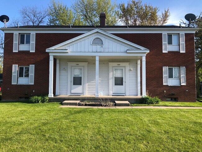 Primary Photo - 1333 W Lake Lansing Rd