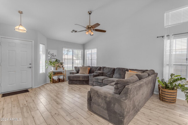 Building Photo - 1114 E Artesian Way