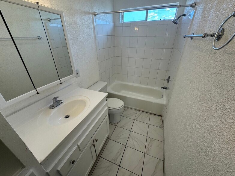 Building Photo - 4023 W 141st St