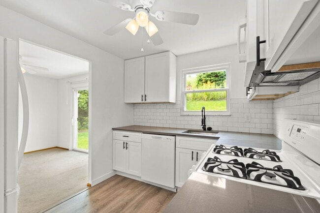 Building Photo - AVAILABLE OCT 1ST!! GORGEOUS 2 BEDROOM IN ...