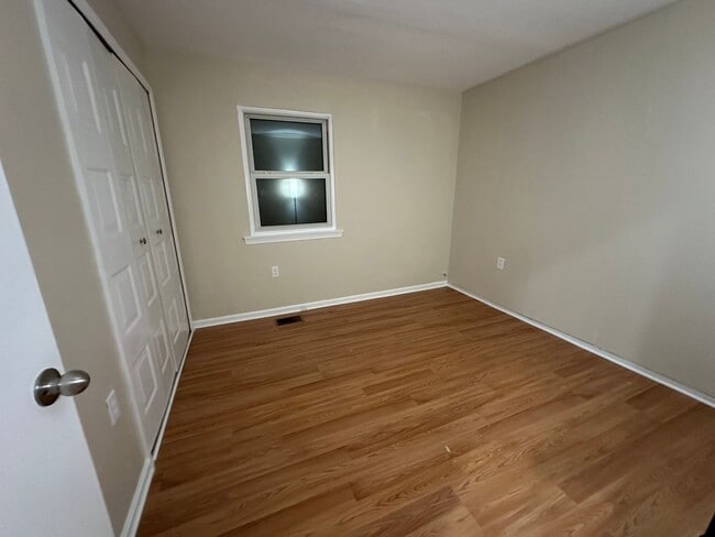 Building Photo - Beautifully remodeled 3-bed 2.5-bath Townh...
