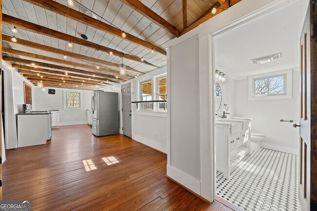 Building Photo - 497 Old Hwy 85