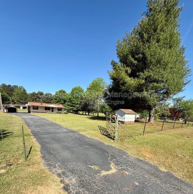 Building Photo - 491 Johnny Cut Rd