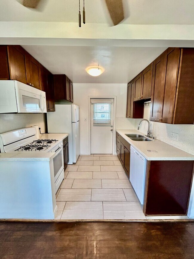 Building Photo - Charming and Bright 2 bed 1 bath in Point Loma