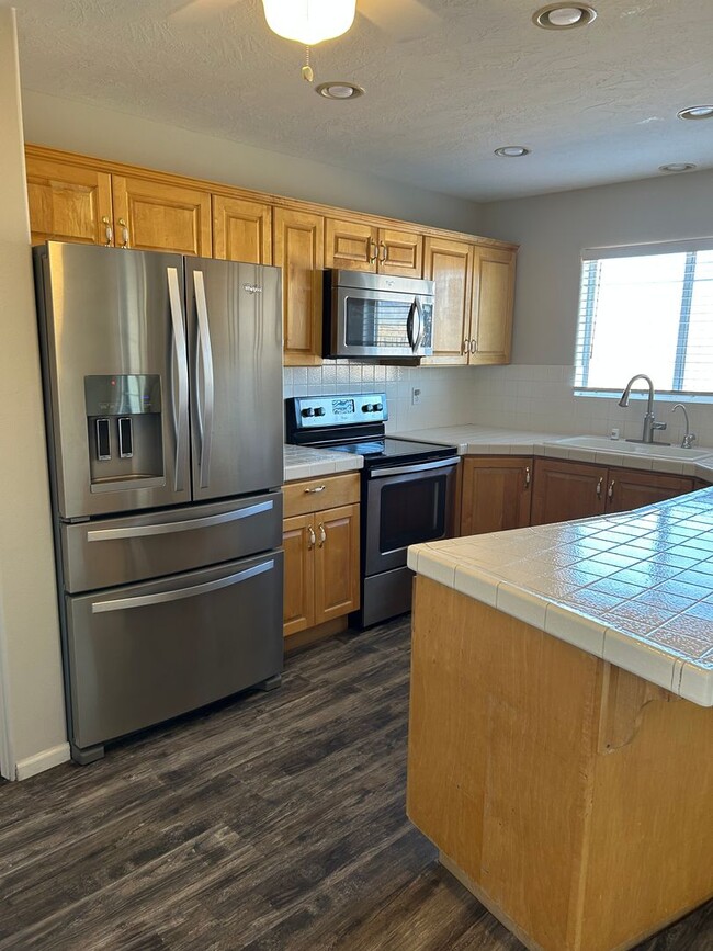 Building Photo - Aztec Circle Townhome, 2 bedroom 2.5 bath,...