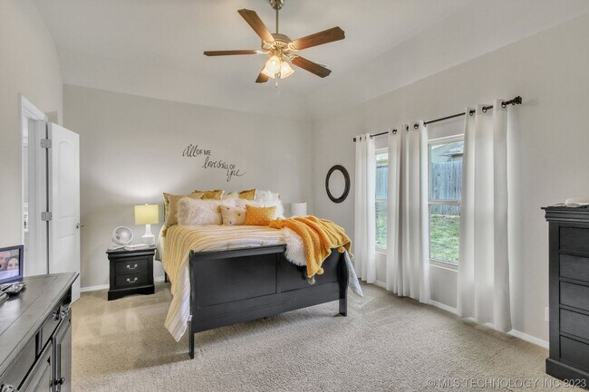 Building Photo - Beautiful 4 Bed 2 Bath Home with 2 car gar...