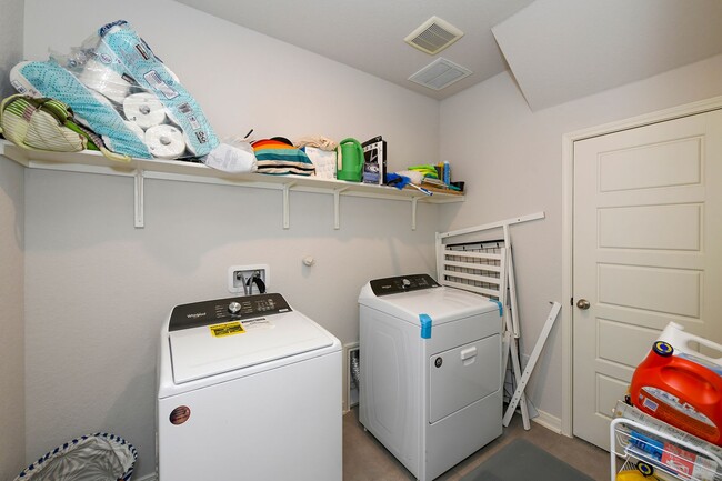 Building Photo - Nestled in the highly sought-after Scenic ...