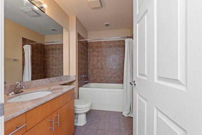 Building Photo - 1040 W Adams St