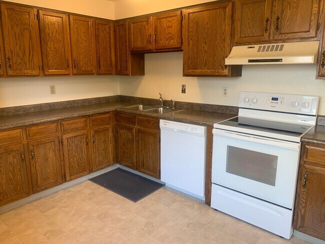 Building Photo - Immaculate Ranch with Large Backyard and Basement in Arvada