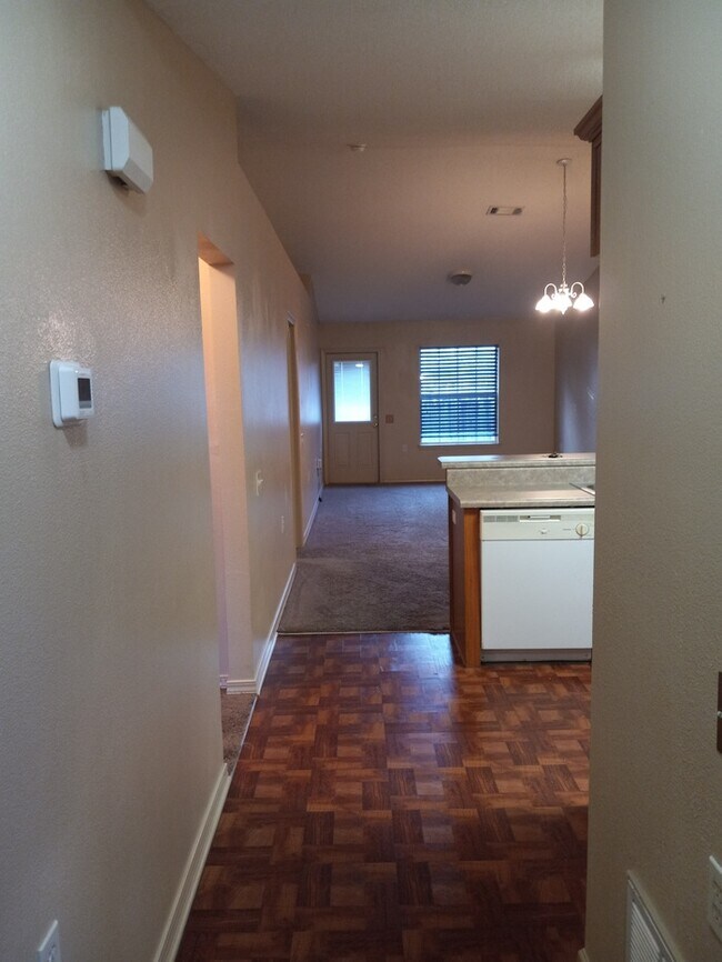 Building Photo - Cute patio home convenient to shopping and much more!