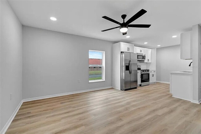 Building Photo - "Charming 2-Bed Duplex Retreat at 770 Scot...