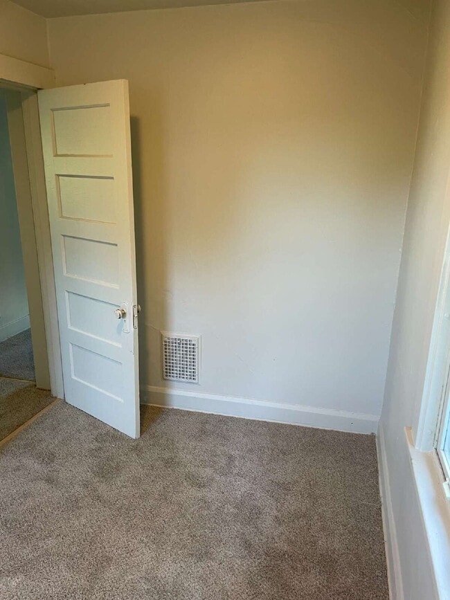 Building Photo - 3 bedroom in quiet part of Clairton Move in Special 50% off 1st months rent!!