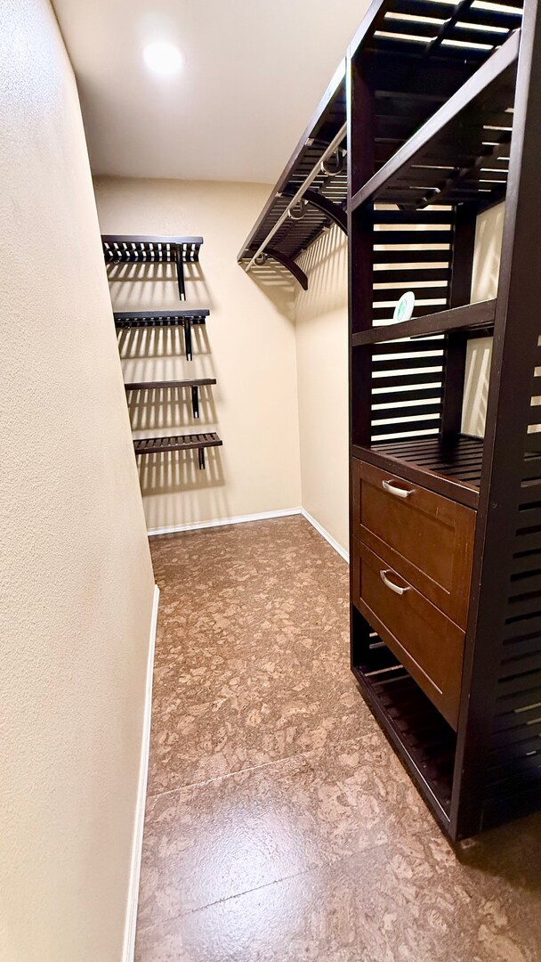 Building Photo - GOURMET KITCHEN-D20-6 BEDROOMS