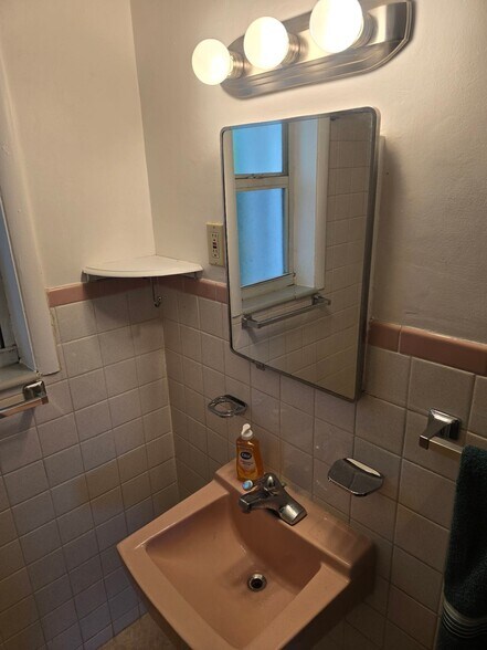 Building Photo - 1126 19th Ave N