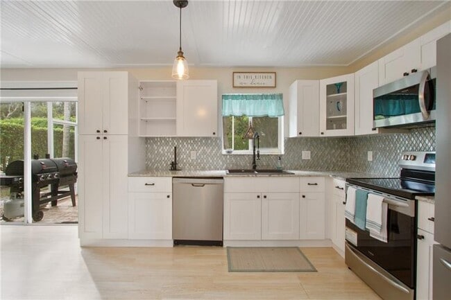 Building Photo - 6885 Barnwell Dr