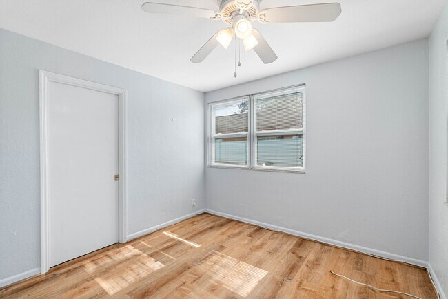 Building Photo - Lovely Largo Home