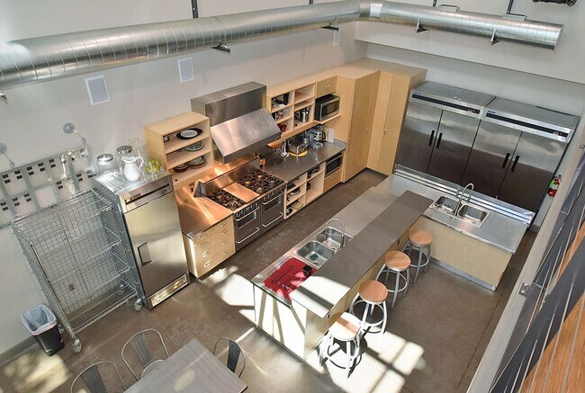 Building Photo - The Gee