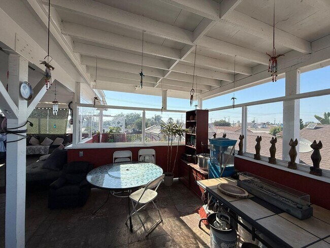 Building Photo - 4 bed 3 bath plus 2 Extra Bonus Rooms with full bathroom in the back yard