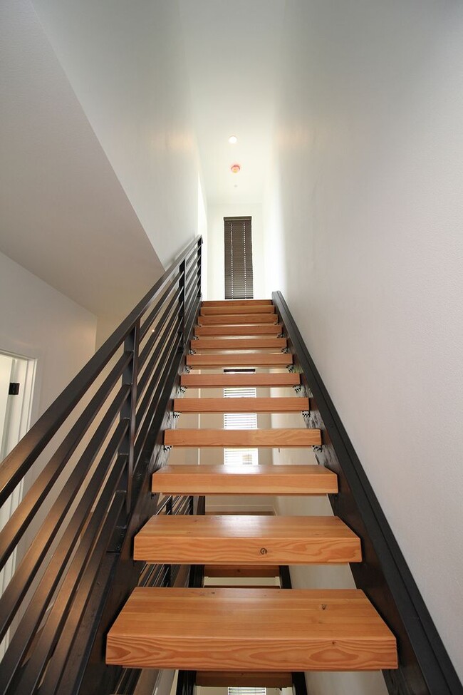 Building Photo - 2516 NE Flanders St