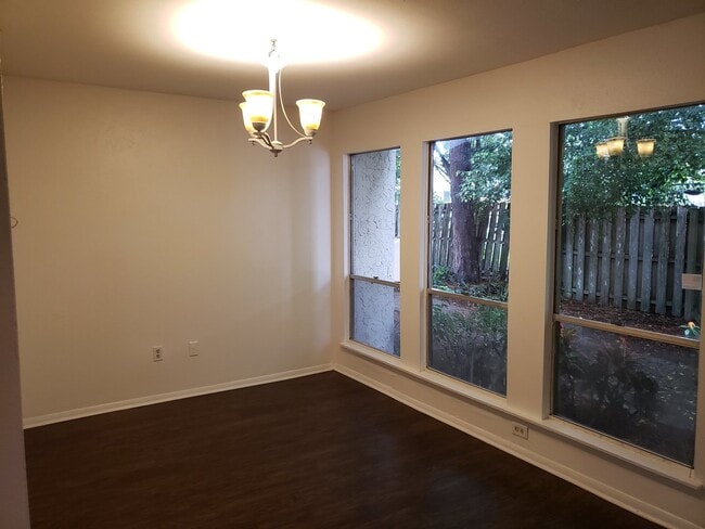 Building Photo - 2 Bedroom 2.5 Bath Townhouse with covered parking