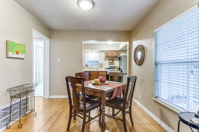Building Photo - 2-BEDROOM DUPLEX IN WILSHIRE TERRACE