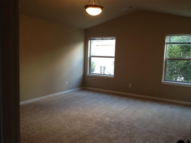 Building Photo - 425 N Vernonia Rd