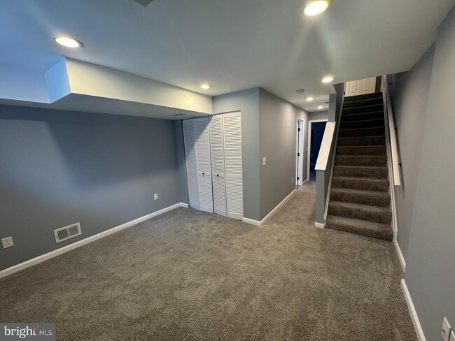 Building Photo - 2731 Mura St