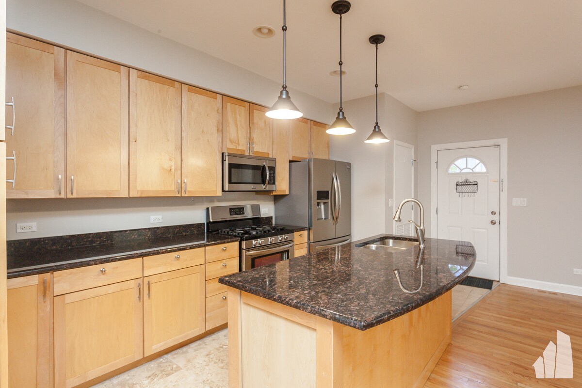 Building Photo - 845 W Lawrence Ave