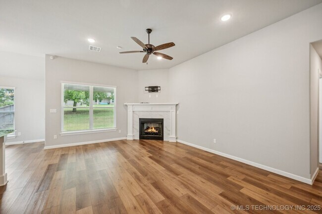 Building Photo - 6370 E 146th St S