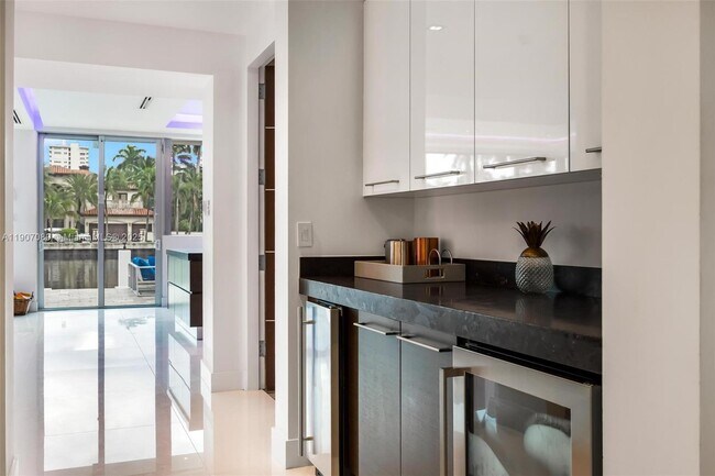 Building Photo - 300 Royal Plaza Dr