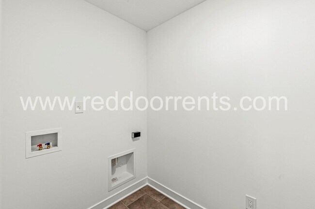 Building Photo - 2224 Boxwood Dr