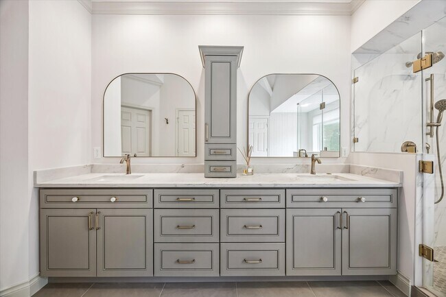 Building Photo - 1811 Devonshire Crescent