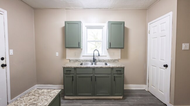 Building Photo - Welcome home to this freshly renovated 3-bedroom, 1-bathroom home on Cleveland’s West Side!