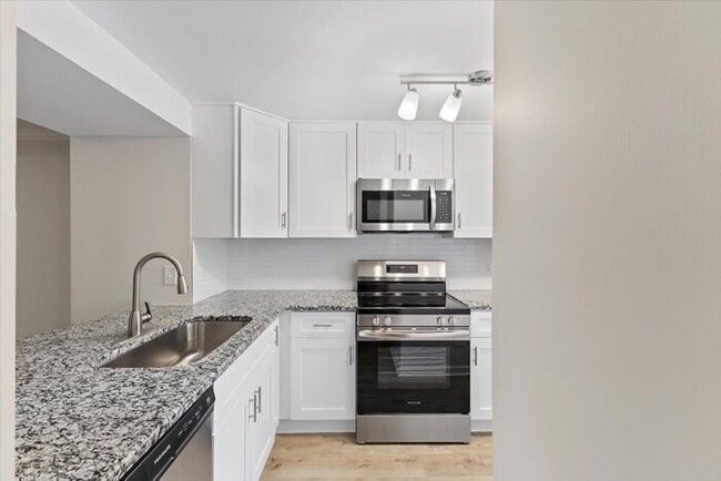 Building Photo - Beautifully Renovated Townhome For Rent In...