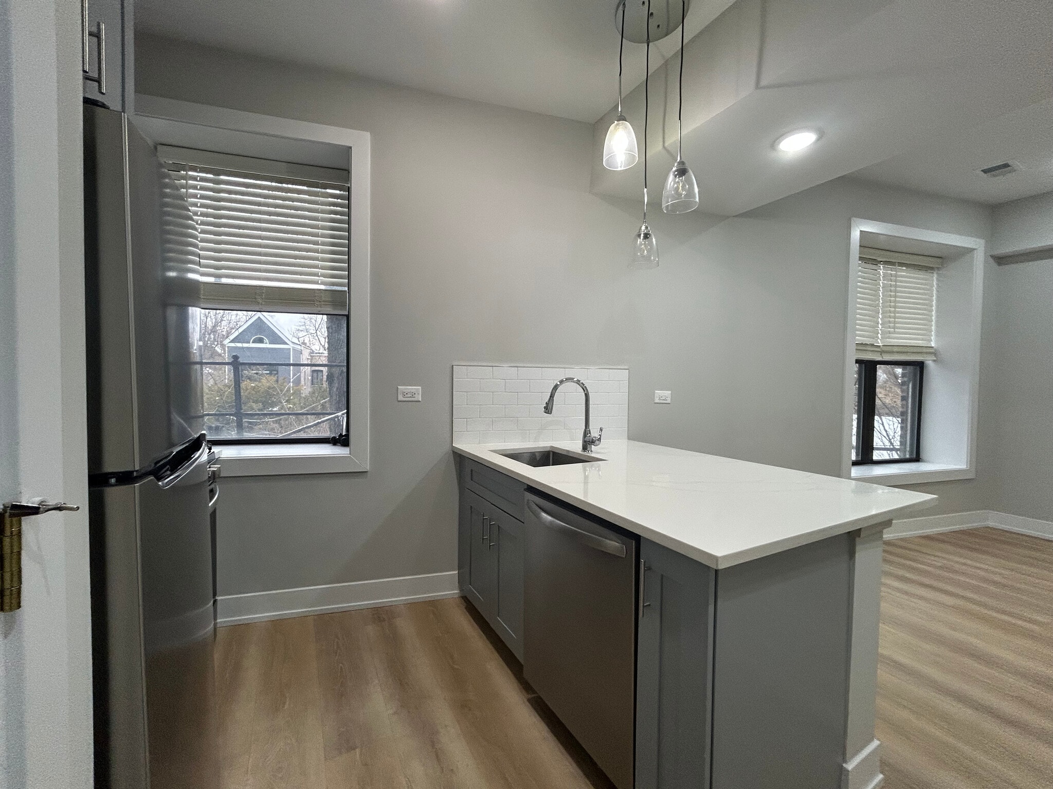 Building Photo - 423 W Belden Ave