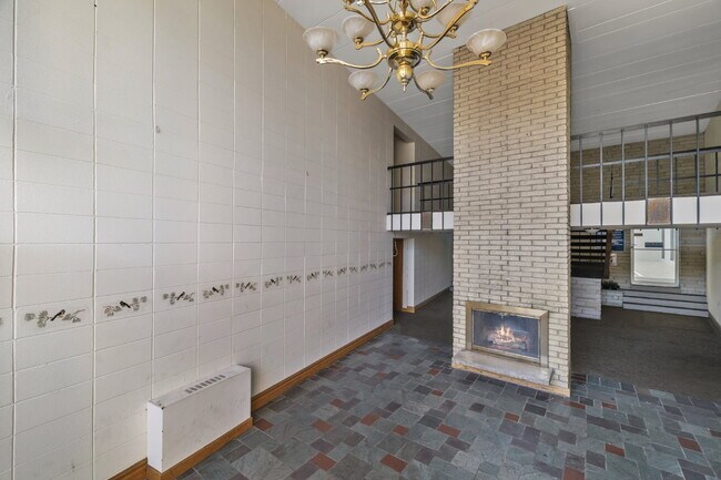 Building Photo - Large second floor one bedroom available J...