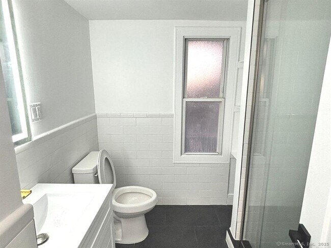 Building Photo - 25 N Spring St