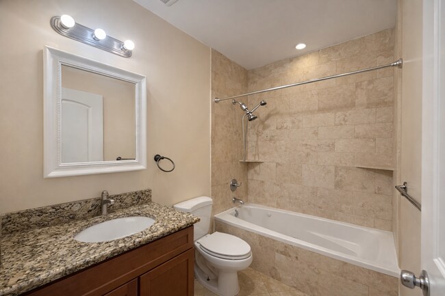 Building Photo - Spacious Apartment in Chicago (Roger's Park)