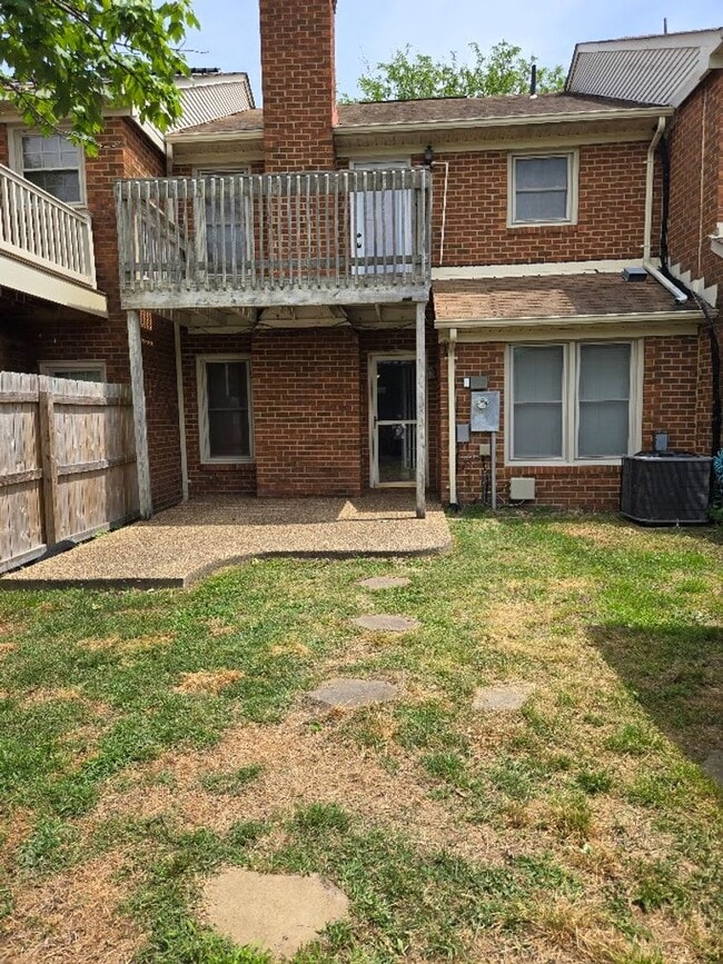 Building Photo - 3 Bedroom Townhouse in Virginia Beach