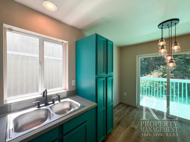 Building Photo - 2090 NE Green Glen Ln