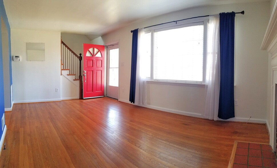 Living Room - 1921 Wilmington Ave