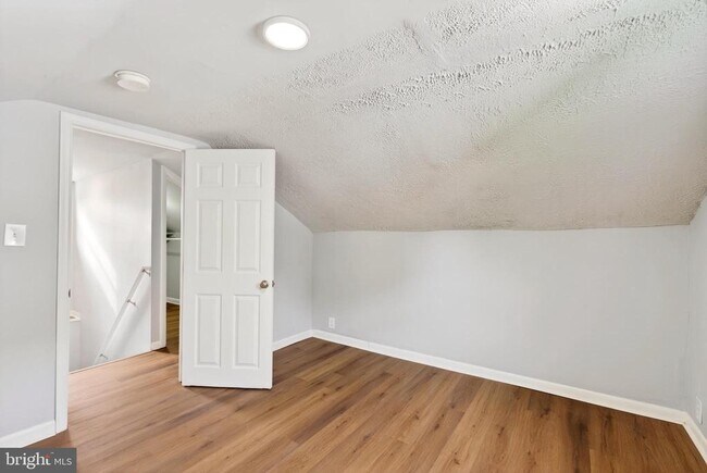 Building Photo - 29 W Elm Ave