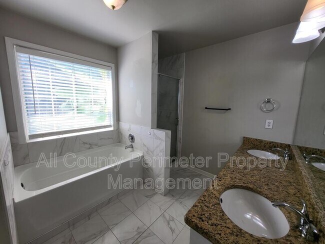 Building Photo - 704 White Dove Dr