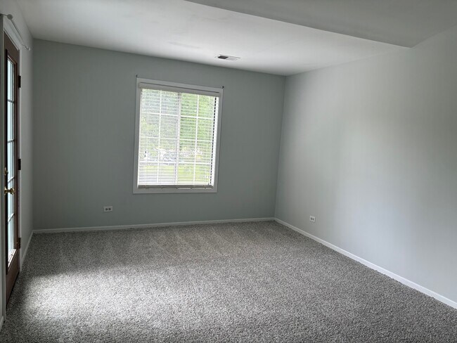 Building Photo - 1521 Commodore Ct
