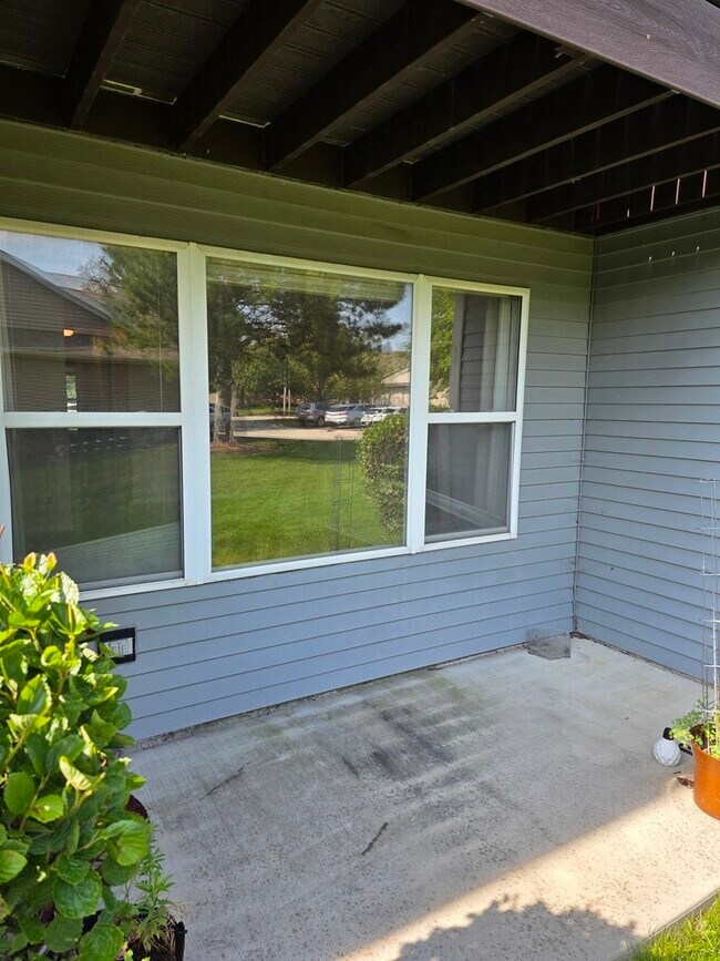 Building Photo - 408 Woodview Cir