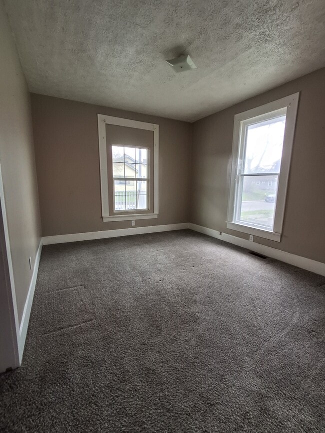 Building Photo - 1611 Main St