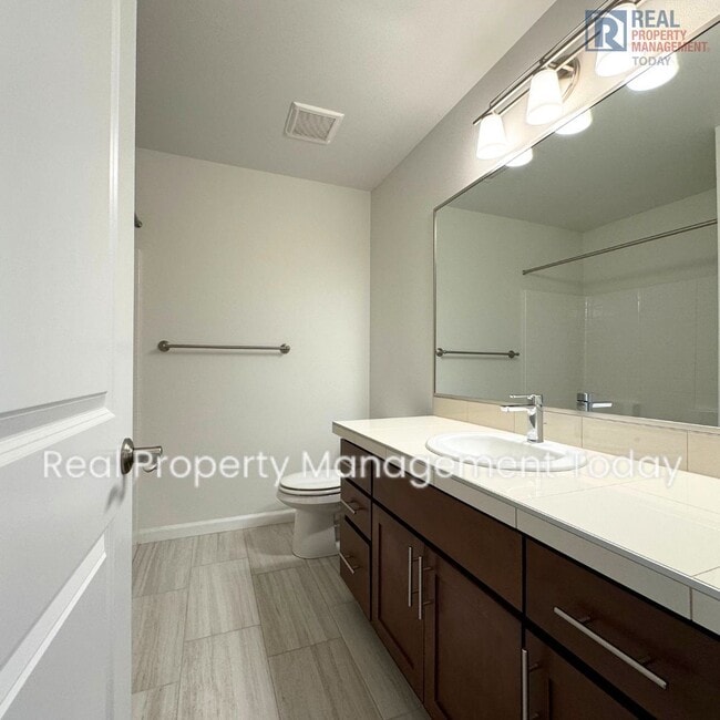 Building Photo - Beautiful 2 bed & 2.5 bath condo in Kent!!