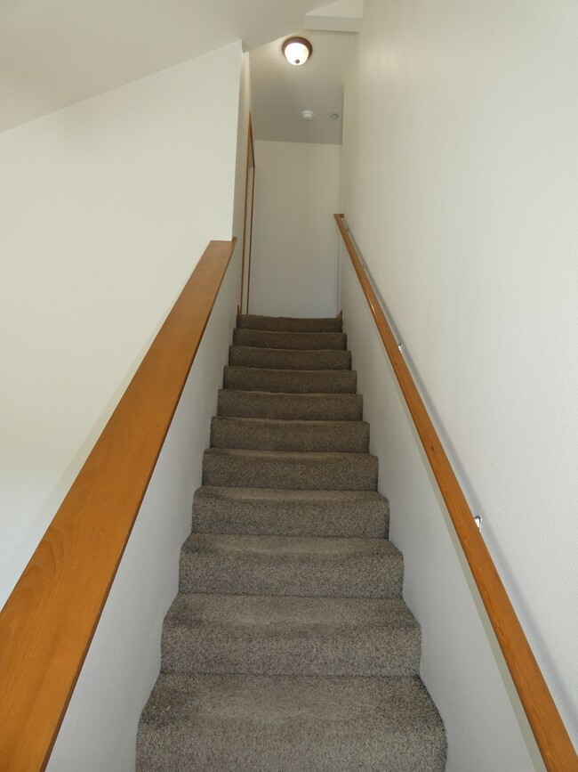 Building Photo - APPLICATION PENDING - Quiet living close t...